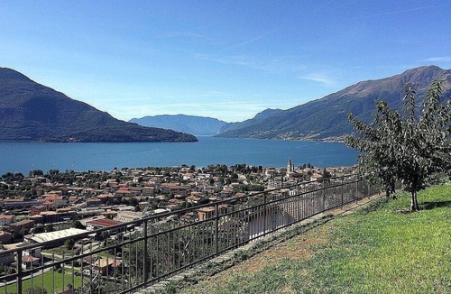 Vercana House | Casa Osmanto A: A cozy and welcoming apartment situated at a short distance from the shores of Lake Como, with Free WI-FI.