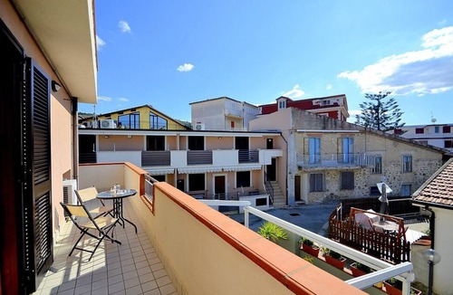 Agropoli House | Casa Pesca C: A modern and graceful apartment situated at a few steps from a sandy beach, with Free WI-FI.
