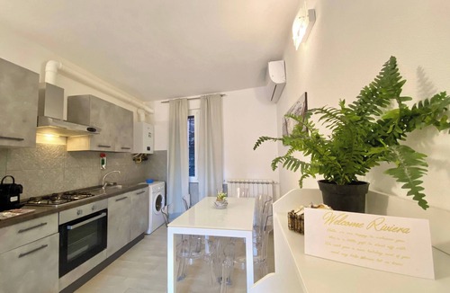 San Massimo Apartment | Casa Rosa Tre, Rapallo, 1b/1b with private parking and garden