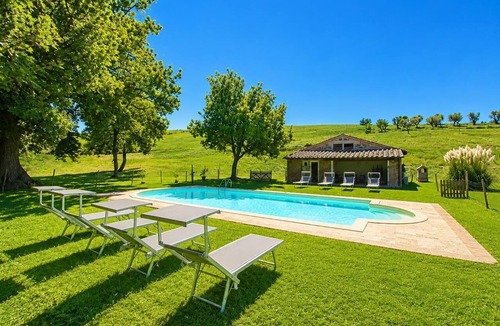 Sarteano Villa | Casale del Conte - Three Bedroom Villa, Sleeps 6