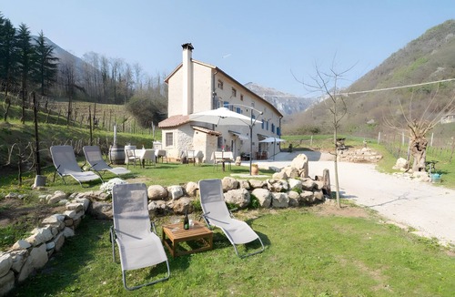 Follina Apartment | 'Castanea Sativa' Room with Mountain View, Shared Garden, and Wi-Fi