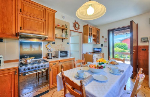 Angera House | Cedar House Villa in Angera - Garden& BBQ, Angera, Italy