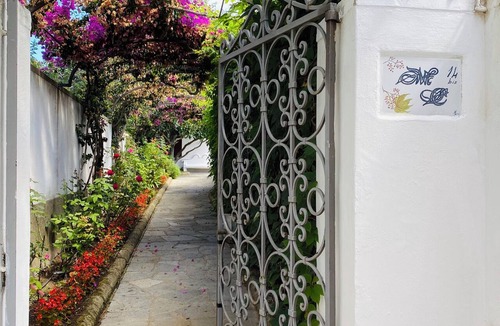 Anacapri House | Central Quiet Villa with Pool