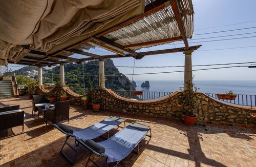 Marina Piccola House | Central Traditional Caprese Villa overlooking the Faraglioni in Marina Piccola