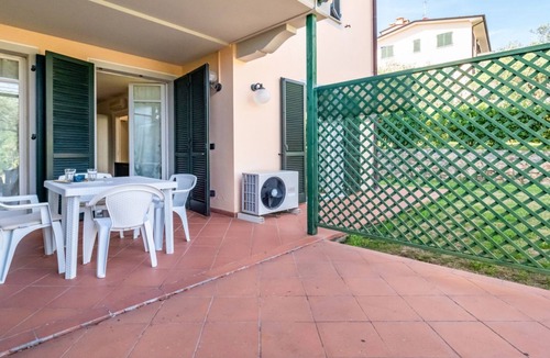 Pugliola Apartment | Comfortable and spacious 70 m2 apartment with swimming pool that can accommodate up to 4 people located on the ground floor of a residence. The property is located in Solaro di Lerici about 9 minutes by car from the Baia Blu beach and about 6 from the ce