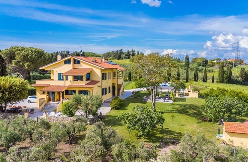 Rosignano Marittimo Apartment | Cosy apartment for 4 people with WIFI, TV, terrace, pets allowed and panoramic view