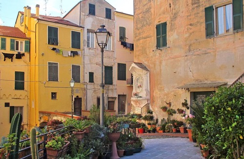 Costa dʼOneglia Apartment | Cosy apartment for 6 people with A/C, WIFI, TV, patio, pets allowed, panoramic view and parking