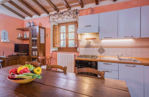 Cutigliano Apartment | Cosy apartment for 6 people with WIFI, pool, TV, veranda and pets allowed