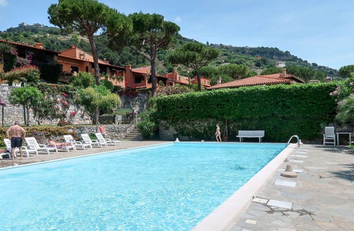 Latte Apartment | Cosy apartment for 4 people with WIFI, pool, A/C, TV, terrace and pets allowed