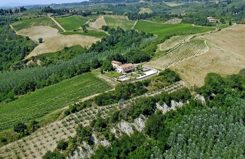 Certaldo Villa | Cosy apartment in villa for 6 guests with pool, A/C, WIFI, TV, patio, pets allowed and parking