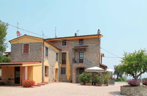 Pescia Villa | Cosy apartment in villa with WIFI, pool, TV, terrace, pets allowed and panoramic view