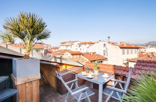 Lungarno del Tempio Apartment | Cozy and characteristic 30 sqm attic apartment, ideal for 2 people, located on the 4th floor (NO lift) of an ancient building in good condition. The property is located in a lively district, full of services and well served by public transport, ideal for
