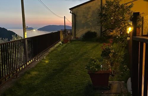 Pitelli Apartment | Dalla Isi il giardino sul golfo