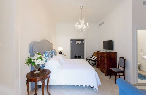 Meta Bed & Breakfast | Daphne Suite with garden within walking distance of the station and the sea
