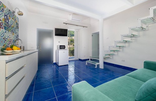Liparlati Apartment | De Vivo Realty - Santoro Suite in Positano with a private hot tub