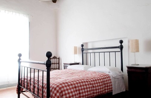 Bacchereto House | Detached farmhouse surrounded by vineyards