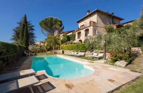 Castel San Gimignano Apartment | Double bedroom loggia overlooking the pool