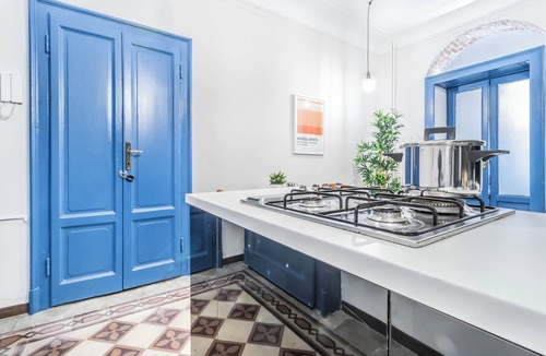 Central Station Apartment | Elegant City Center Flat 5 Guests - M1 Metro - Fast Wi-Fi - AC & Balcony