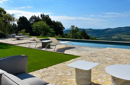 Fratta Villa | Entire villa with view of the Umbrian countryside