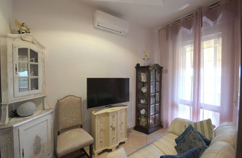 Crocetta-San Lazzaro-Modena Est Bed & Breakfast | Firefly: Villa: A cozy retreat surrounded by nature, just 10 minutes from downtown Modena.