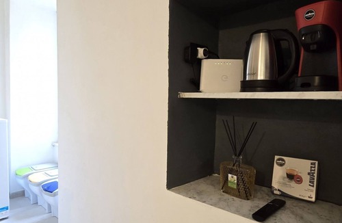 Riomaggiore Apartment | Full-featured apartment with rock shower