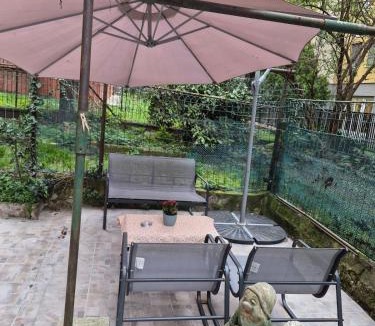 Lagaccio Apartment | Garden house near city centro with baby bed