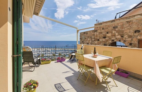 Cavi Apartment | Gorgeous apartment in santo stefano (im) with house sea view