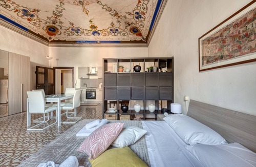 Old Town Apartment | GuestHost - Charming 60 sqm studio apartment, accommodating up to 3 guests, located on the first floor of a historic building without an elevator.The property is located in the heart of Perugia, in Piazza della Repubblica (Corso Vannucci), in an area sur
