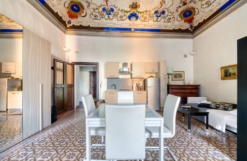 Old Town Apartment | GuestHost - Charming 60 sqm studio apartment, accommodating up to 3 guests, located on the first floor of a historic building without an elevator.The property is located in the heart of Perugia, in Piazza della Repubblica (Corso Vannucci), in an area sur