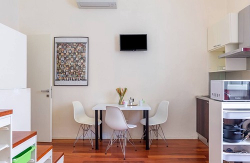 Le Cure Apartment | GuestHost - Cozy 35 sqm apartment, able to accommodate up to 5 people, located on the raised ground floor (5 steps to access) of an ancient building in good condition. The apartment is located in Le Cure district, a quiet residential area just north of t