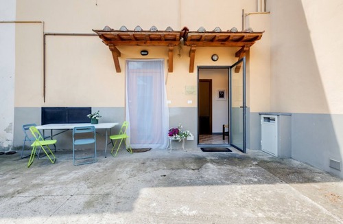 Isolotto Apartment | GuestHost - Cozy 50 sqm apartment, able to accommodate up to 5 people, located on the ground floor (1 low step to access to it) of a farmhouse surrounded by greenery, a short distance from the center of Florence. The property is located a few meters from