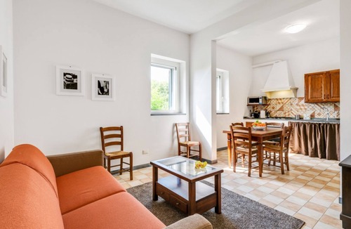 Isolotto Apartment | GuestHost - Cozy 50 sqm apartment, able to accommodate up to 5 people, located on the ground floor (1 low step to access to it) of a farmhouse surrounded by greenery, a short distance from the center of Florence. The property is located a few meters from