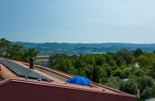 Cordigliano Apartment | GuestHost - Cozy apartment that hosts up to 4 people, located in a shared villa in the hilly Umbrian countryside. We are in the Ponte Rio hamlet, an extremely quiet and relaxing area in which to stay in close contact with nature but at the same time not