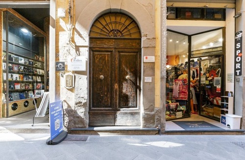 San Francesco Apartment | GuestHost - Cozy apartment of about 40 square meters, completely renovated, perfect for 2 people, located on the fourth floor of a 12th century building protected by the Superintendency. The property is located in a central position (Traffic-Restricted A
