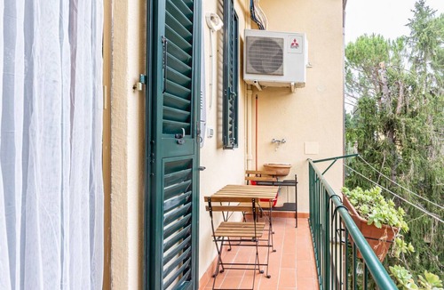 Careggi Rifredi Apartment | GuestHost - Elegant apartment of 80 sqm, able to accommodate up to 5 people, located on the 2nd floor of a building equipped with a lift (NOT suitable for disabled people - some steps to access). The property is located in the Stibbert/Statuto area, a li