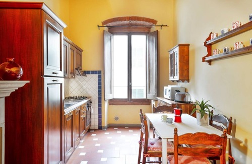 San Lorenzo Apartment | GuestHost - Our cozy and elegant apartment is located on the first floor of a historic building (without elevator) in the Florence historical city centre, just a few steps away from the well-known “Mercato Centrale”, the main train station and the ca