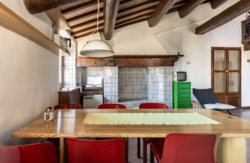 Old Town Apartment | GuestHost - Quiet and central apartment on two levels, able to accommodate up to 3 people. The accommodation offers panoramic views over the city's rooftops and the interior is enriched with exposed wooden beams that add a touch of warmth and history. Lo