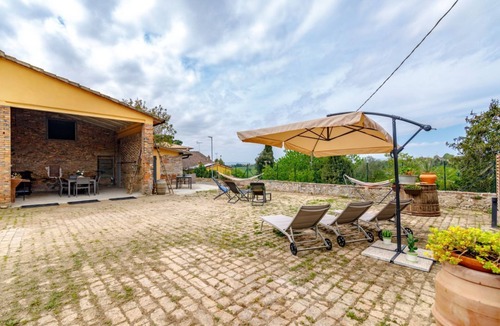 Siena Apartment | GuestHost - Spacious and elegant 200 sqm farmhouse with independent entrance, able to accommodate up to 10 people, organized on two levels, connected by an internal wooden staircase (NOT suitable for disabled people). The house is part of an ancient conv