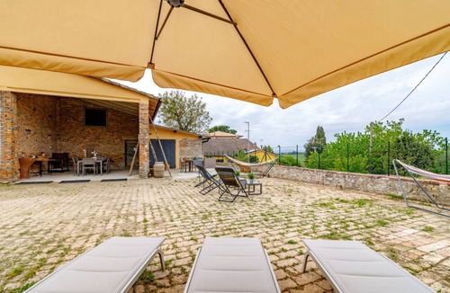 Siena Apartment | GuestHost - Spacious and elegant 200 sqm farmhouse with independent entrance, able to accommodate up to 10 people, organized on two levels, connected by an internal wooden staircase (NOT suitable for disabled people). The house is part of an ancient conv