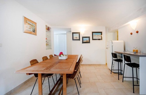 Municipio 5 Villa | GuestHost - Wonderful villa on two levels, 125 sqm, comfortably hosting 6 people. Modern, carefully designed furniture creates a relaxing, paradisiacal atmosphere. Located just 2 minutes' walk from Palese seafront, near the famous Titolo and Moretti beac