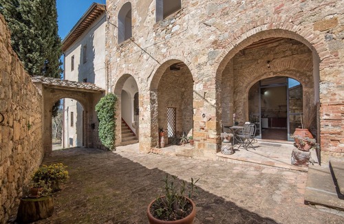 Colle di Val d'Elsa Apartment | Holiday Apartment "Arianna" with Terrace & Wi-Fi