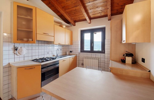 Marone Apartment | Holiday apartment ‘Miralago Marone’ with lake view, private balcony and Wi-Fi