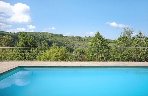 Cerretto Langhe Apartment | Holiday Home 'La Corte di Langa Alloggio Turchese' with Shared Pool & Wi-Fi