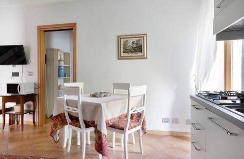 Cerretto Langhe Apartment | Holiday Home 'La Corte di Langa Alloggio Rubino' with Shared Pool & Wi-Fi