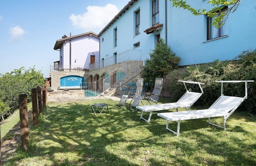 Cerretto Langhe Apartment | Holiday Home 'La Corte di Langa Alloggio Rubino' with Shared Pool & Wi-Fi