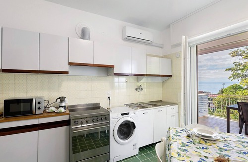 Ospedaletti House | Holiday Home 'Casa Alizia' with Sea View, Wi-Fi and Air Conditioning