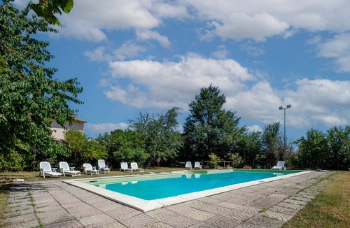Piancastagnaio Villa | Holiday Home 'Casale I Cascetti' with Pool, Garden and Wi-Fi