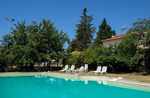 Piancastagnaio Villa | Holiday Home 'Casale I Cascetti' with Pool, Garden and Wi-Fi