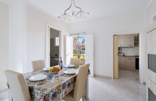 Sant'Isidoro House | Holiday Home 'Isidoro Home Holidays' with Shared Garden and Air Conditioning