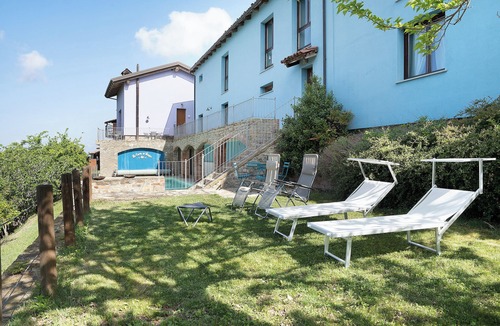 Cerretto Langhe Apartment | Holiday Home 'La Corte di Langa Casa Ametista' with Shared Pool & Wi-Fi